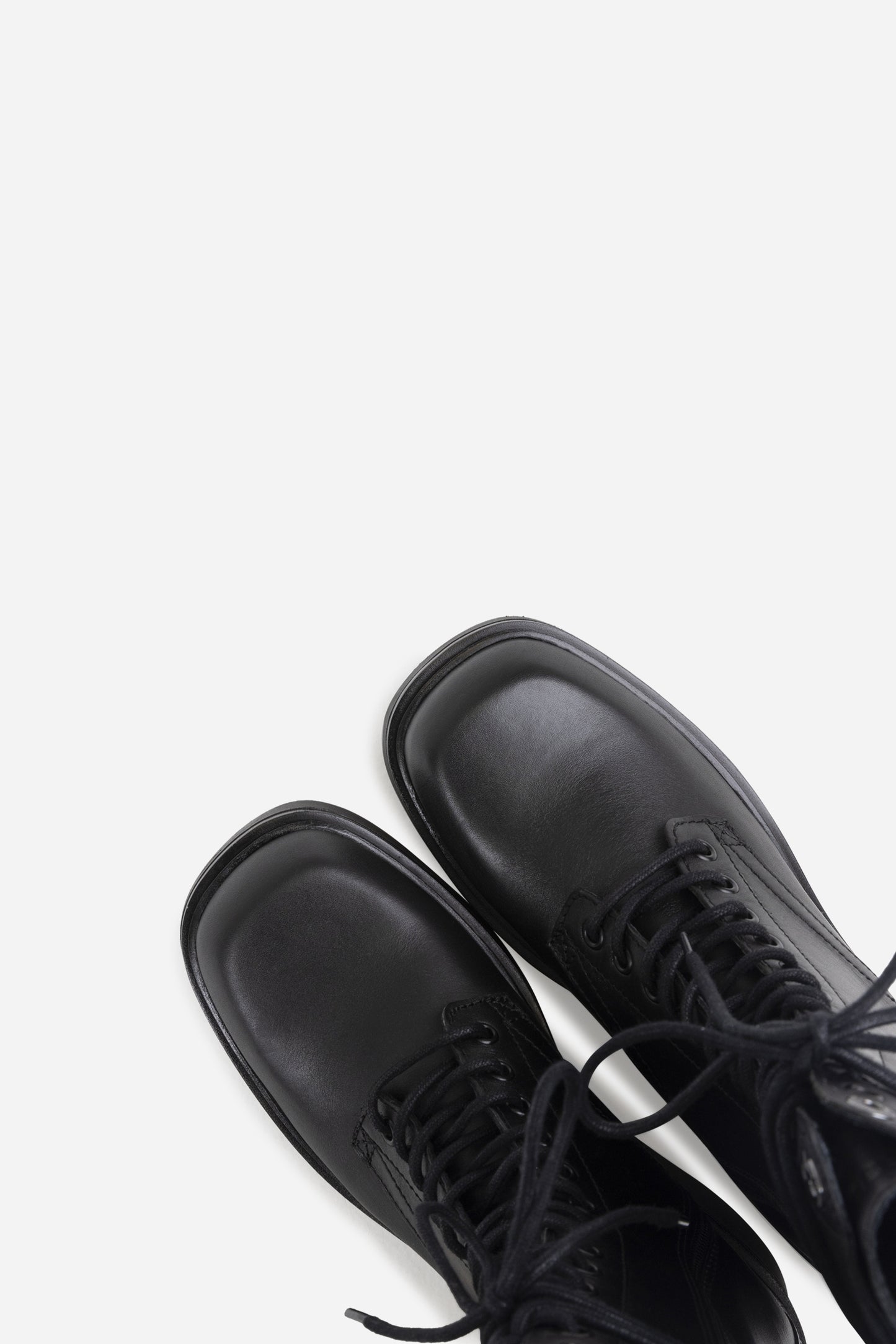 daff-ey | black