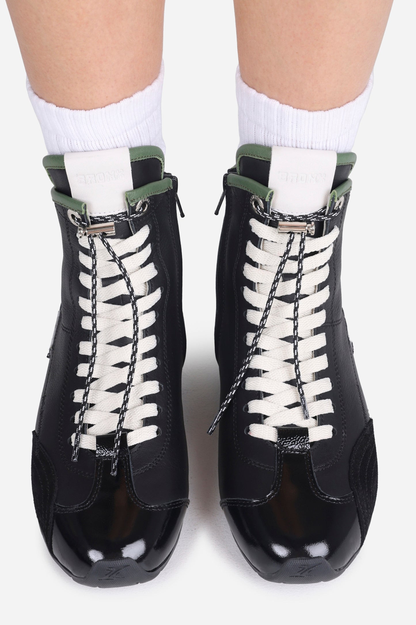 myr-aa | black/off white/green