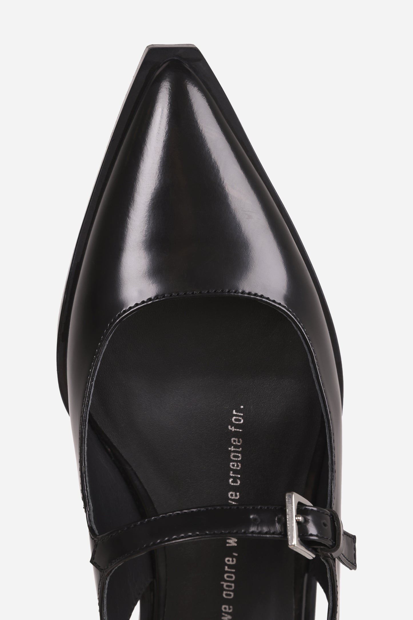 Laur-ynn | black