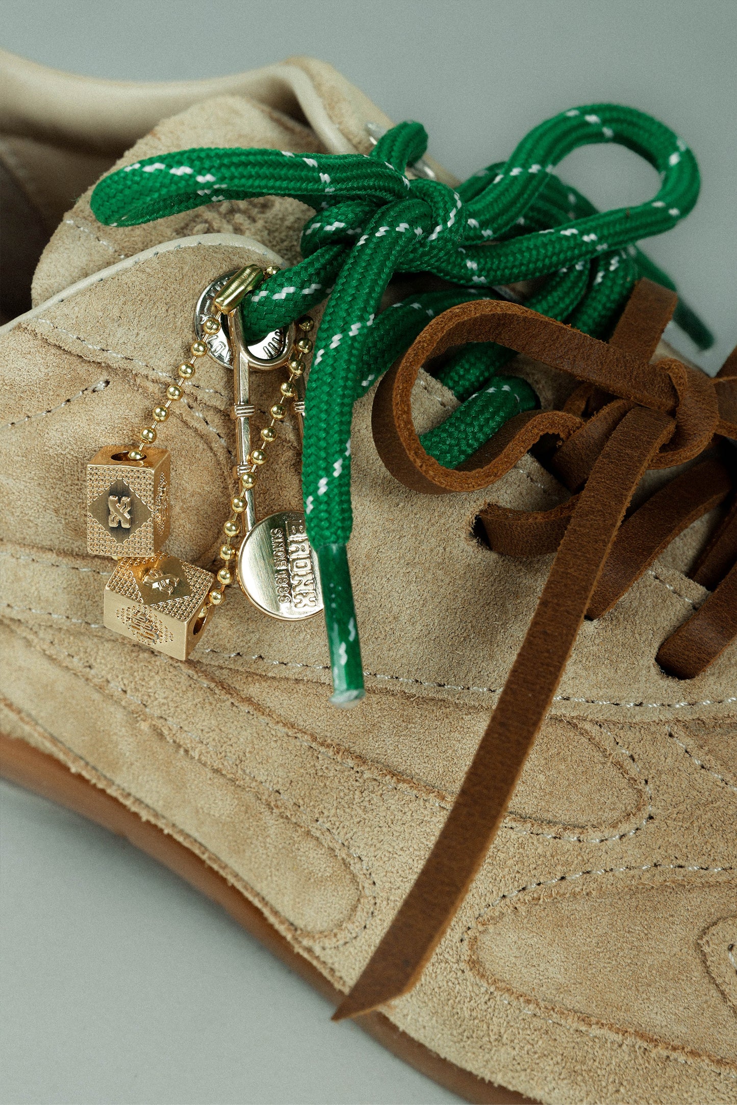 BRONX bag charm | gold/green