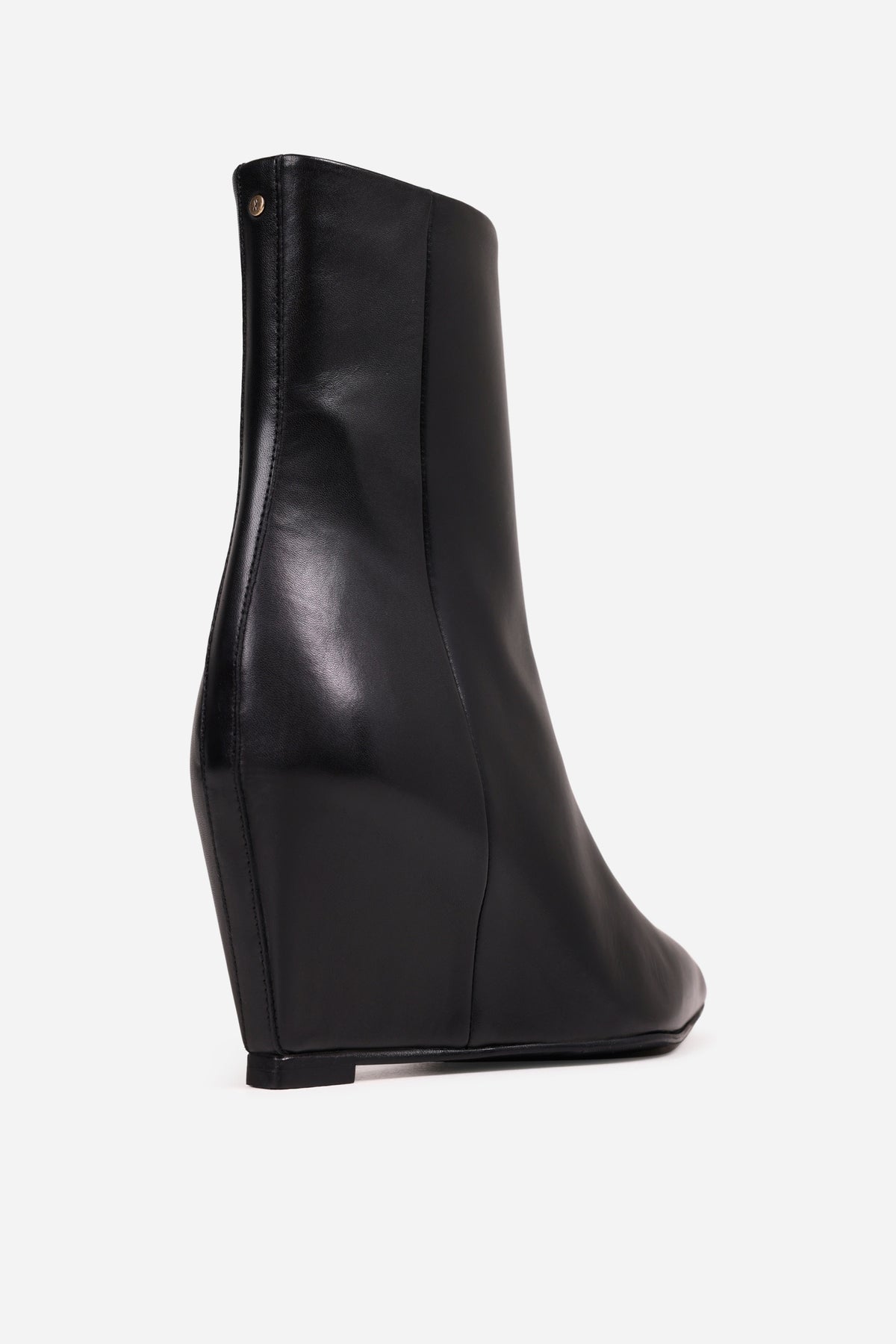 selin-a | black