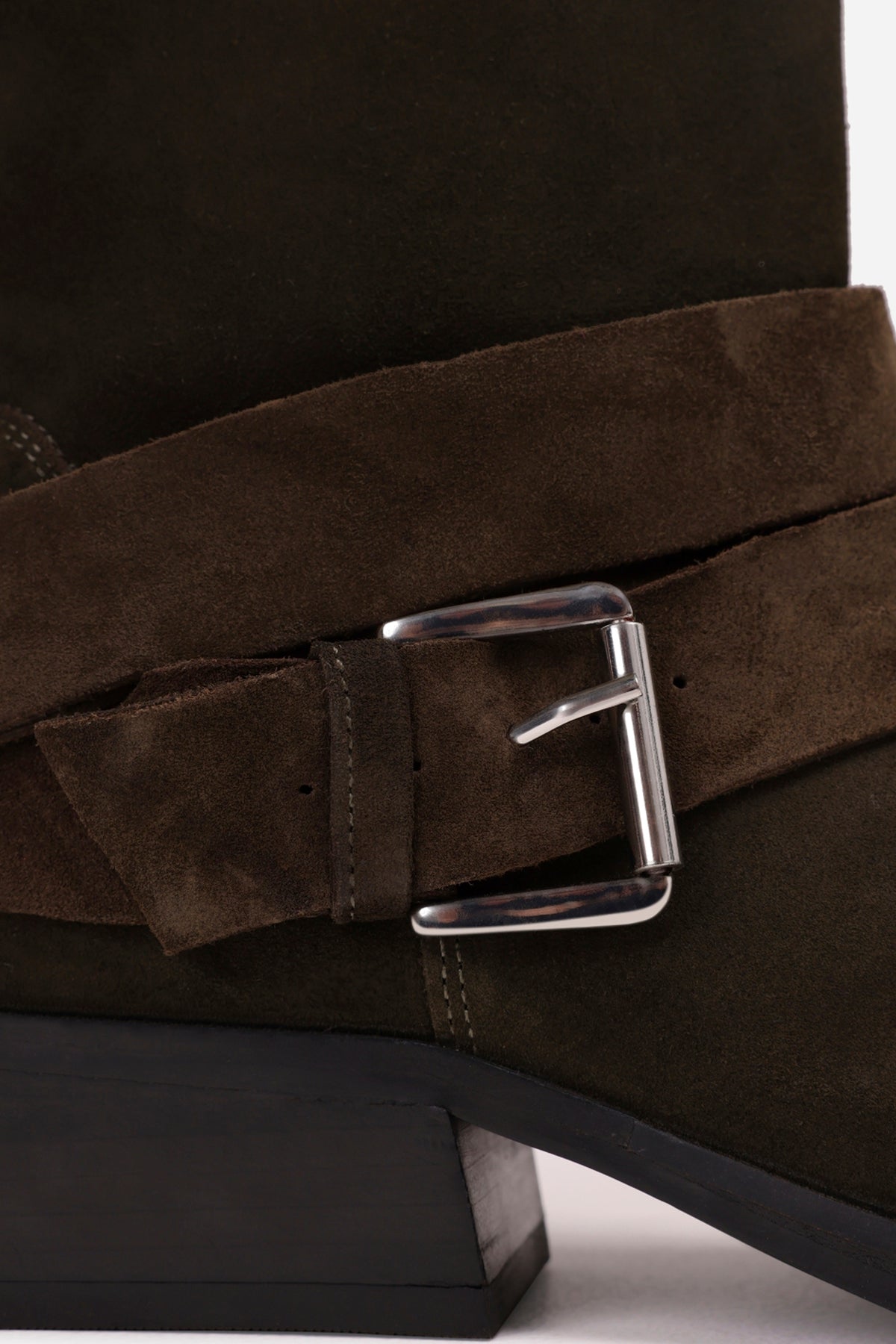 brod-ey | khaki