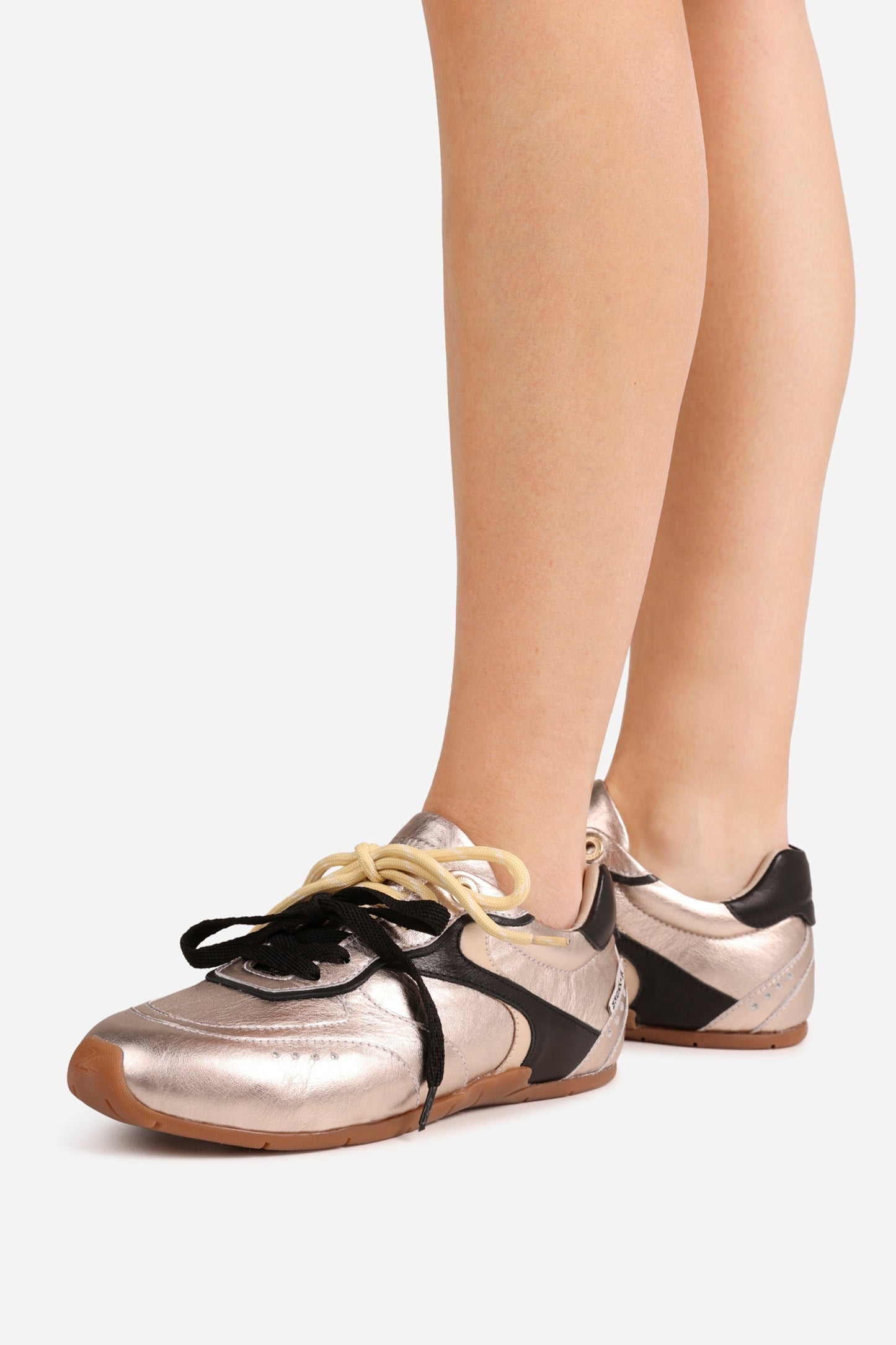 Myr-aa | champagne/black/oatmilk